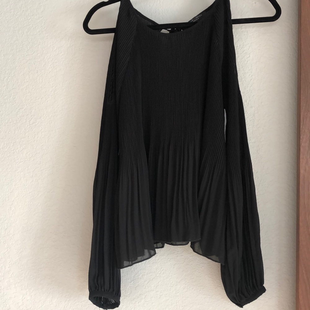 Romeo + Juliet Cold shoulder black blouse M